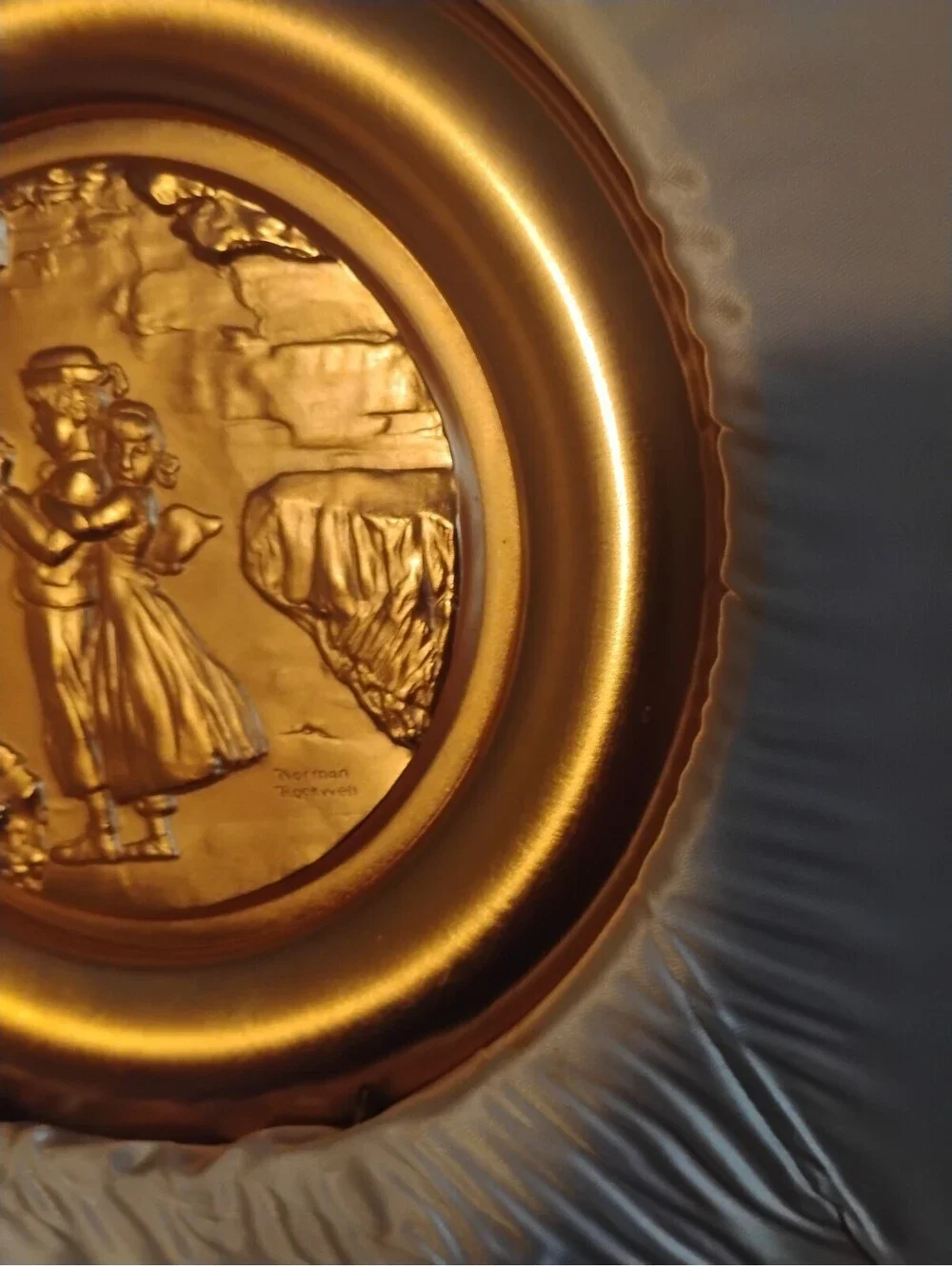 Vintage Gold-Toned Decorative Plaque with Romantic Couple Relief